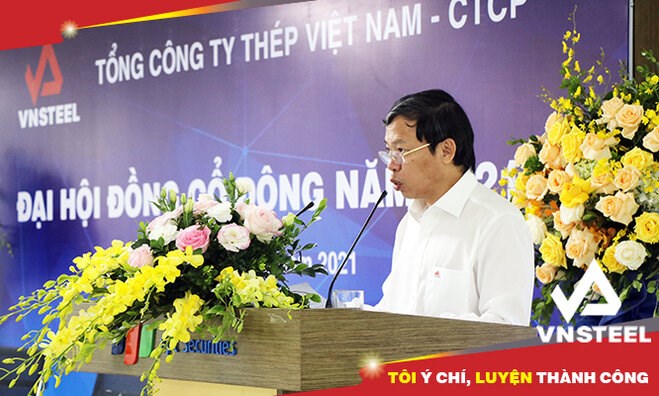 Ông Nguyễn Đình Phúc - Phó Bí thư phụ trách Đảng ủy, Thành viên HĐQT, Tổng Giám đốc VNSTEEL báo cáo tại ĐHĐCĐ năm 2021
