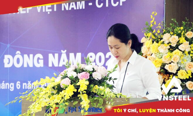 Bà Cù Thị Thùy Linh - ban Thư ký Đại hội trình bày dự thảo Nghị quyết ĐHĐCĐ năm 2021 của VNSTEEL