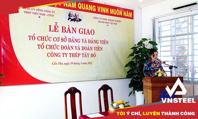 Đồng chí Phạm Thu Hiền - Phó Bí thư Thường trực Đảng ủy Tổng công ty phát biểu tại buổi lễ