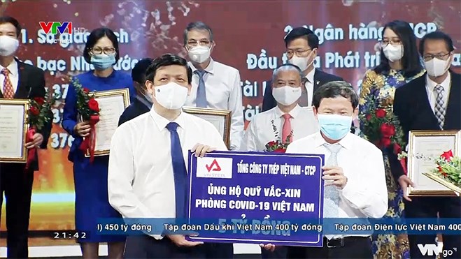 Mr. Nguyen Dinh Phuc - Deputy Secretary of the Party Committee, Member of the Board of Directors, General Director of VNSTEEL on behalf of Vietnam Steel Corporation - JSC donated 5 billion VND to the Covid-19 Vaccine Fund at the "Opening Ceremony" The Fou