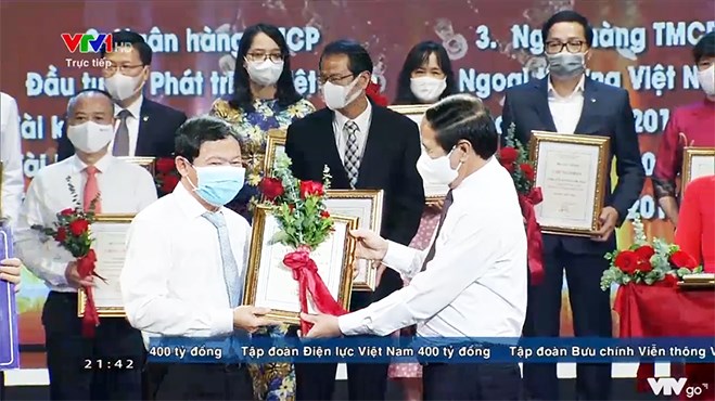 Đại diện tổng công ty thép Việt Nam nhận chứng nhận và hoa tại buổi lễ