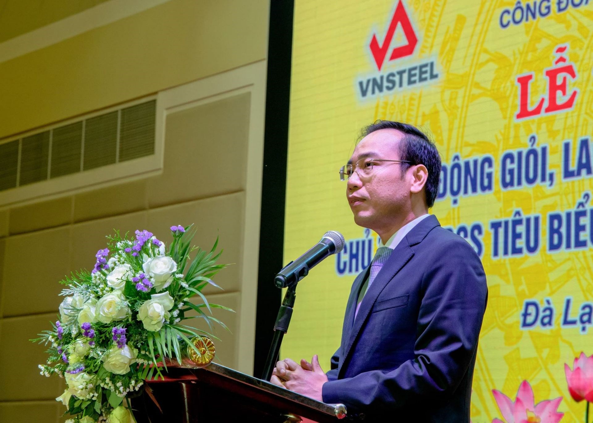Chairman of the Trade Union Tran Quang Huy speaks at the conference