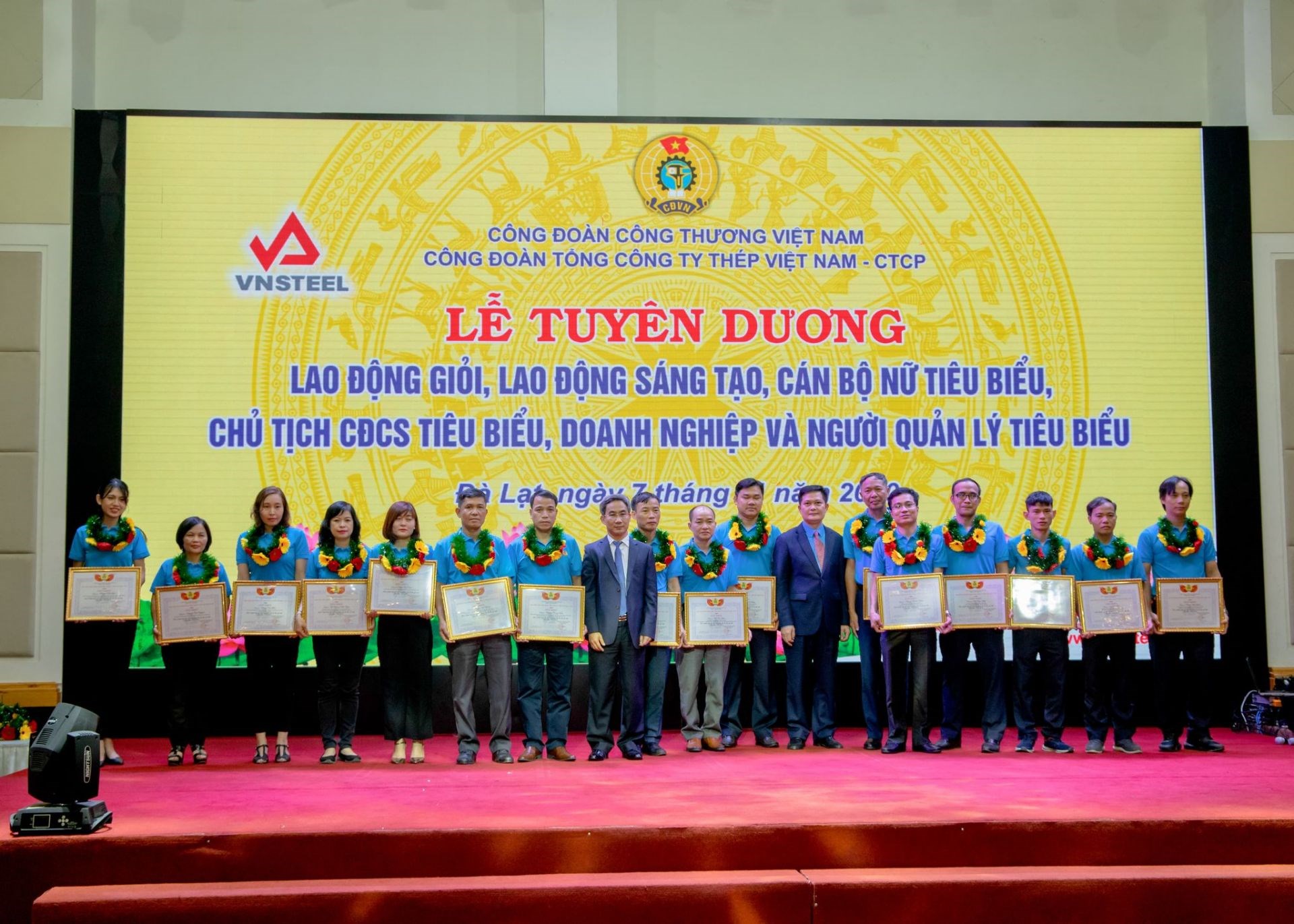 Mr. Nghiem Xuan Da - Member of the Board of Directors, Former Secretary of the Party Committee, Former Chairman of the Board of Directors of Vietnam Steel Corporation and Mr. Vuong Duy Khanh - Chairman of Trade Union of Vietnam Steel Corporation - Vinh JS