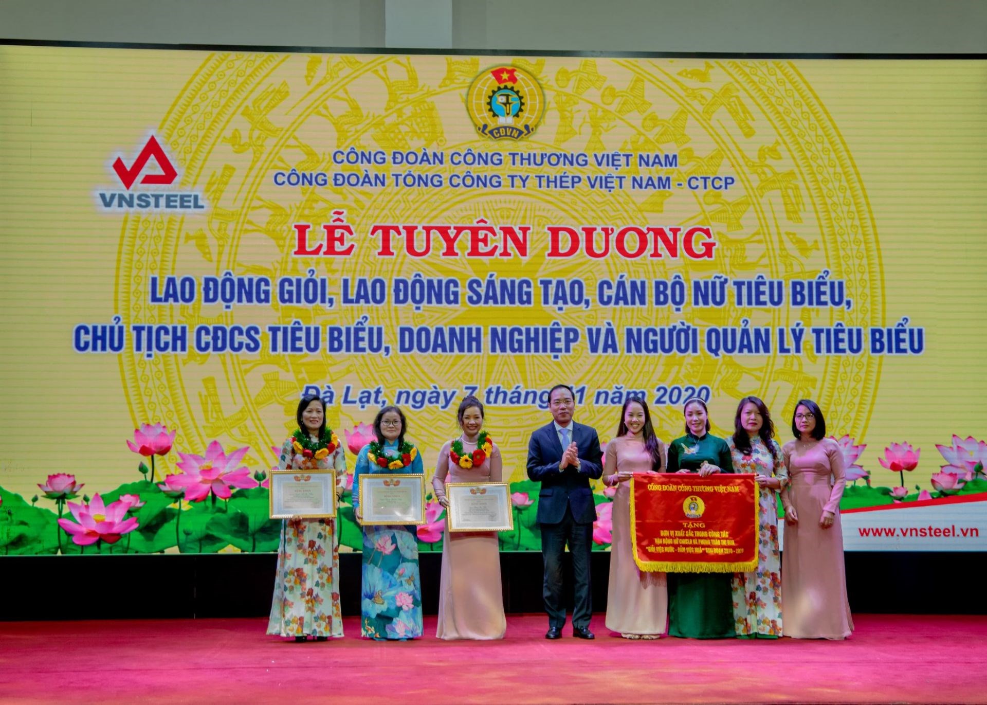 The Vietnam Industry and Trade Union presented Emulation Flags to the Women's Trade Union Division of the Corporation and awarded Certificates of Merit to 3 individuals with excellent achievements in mobilizing female employees and the emulation movement 