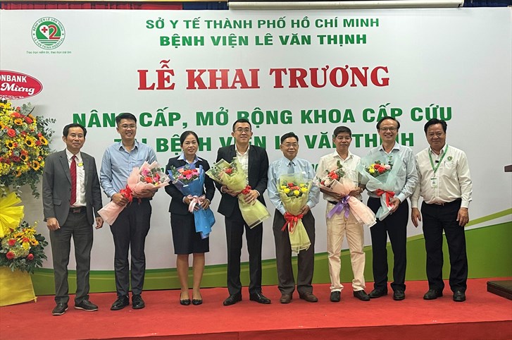 Thép Miền Nam trao tặng băng ca y tế cho Bệnh viện Lê Văn Thịnh