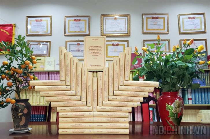 Tổng Bí thư Nguyễn Phú Trọng ra mắt cuốn sách "Kiên quyết, kiên trì đấu tranh phòng, chống tham nhũng, tiêu cực, góp phần xây dựng Đảng và Nhà nước ta ngày càng trong sạch, vững mạnh"