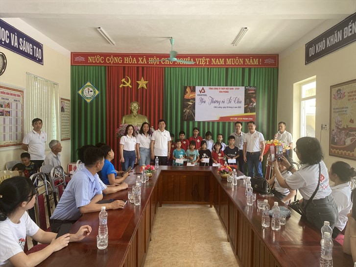 Chi bộ Văn phòng sinh hoạt chuyên đề "Yêu thương và Sẻ chia" tại Thanh Hoá