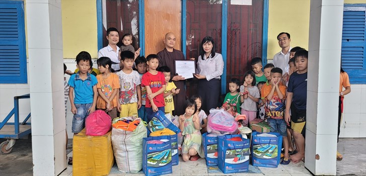 Tôn Phương Nam tổ chức chuyến đi từ thiện tại chùa Diệu Pháp
