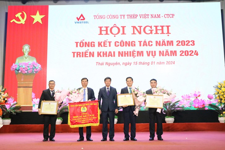 Công đoàn Tổng công ty Thép Việt Nam - CTCP: Vinh dự nhận Cờ thi đua xuất sắc toàn diện năm 2023 do TLĐLĐVN trao tặng