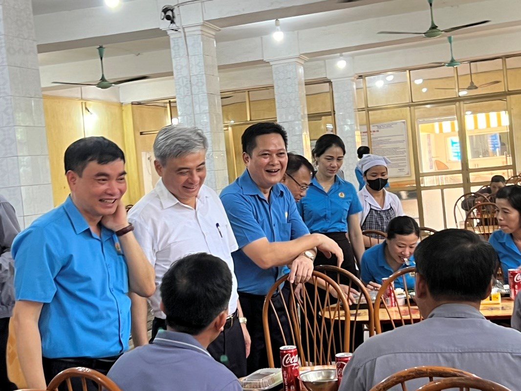 bua-an-tri-an-tren-cong-truong-khu-gang-thep-thai-nguyen--65-nam-ay-biet-bao-nhieu-tinh_666023fc4e270