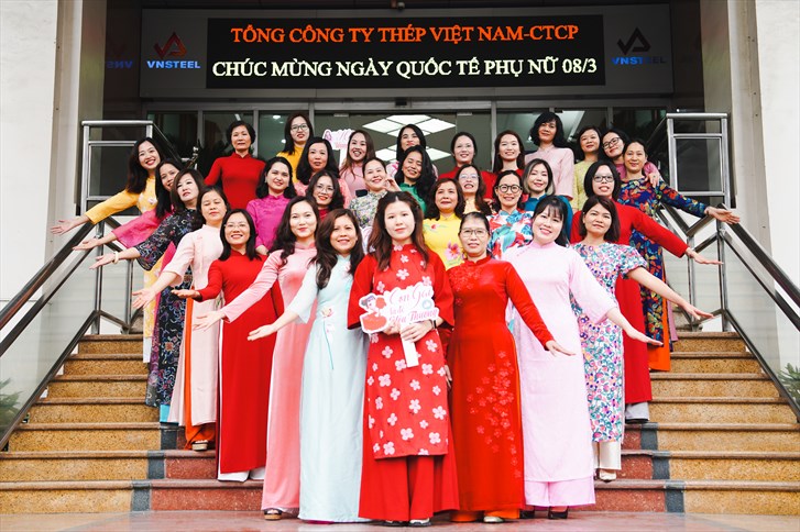 Tổng công ty Thép Việt Nam - CTCP: Áo dài em mặc đất trời cũng nghiêng…