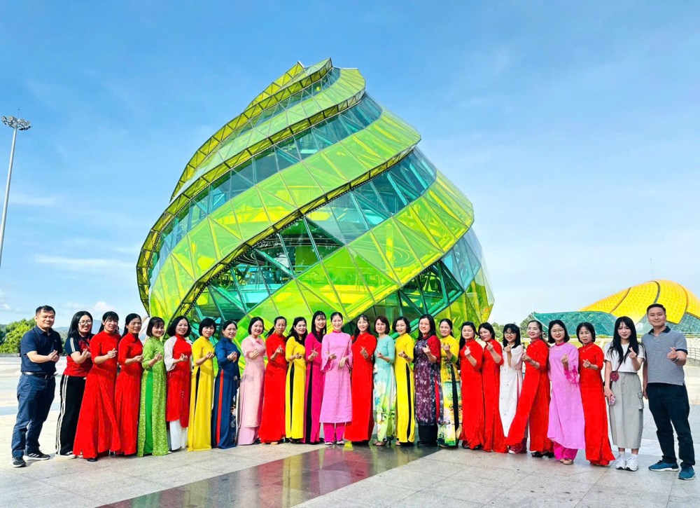 tong-cong-ty-thep-viet-nam-ctcp--ao-dai-em-mac-dat-troi-cung-nghieng_67caa183e2cc1