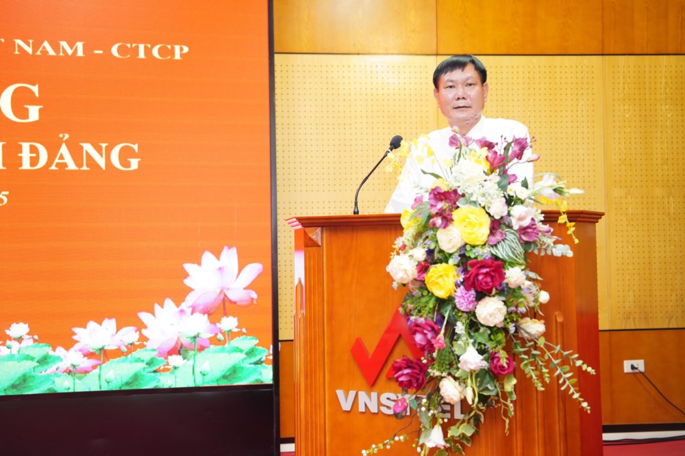 trao-huy-hieu-30-nam-tuoi-dang-cho-dong-chi-pho-chu-tich-cong-doan-tong-cong-ty-thep-viet-nam_680b349d0ed4d