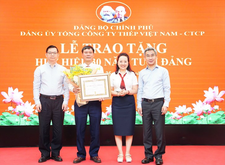 Trao huy hiệu 30 năm tuổi Đảng cho đồng chí Phó Chủ tịch Công đoàn Tổng công ty Thép Việt Nam