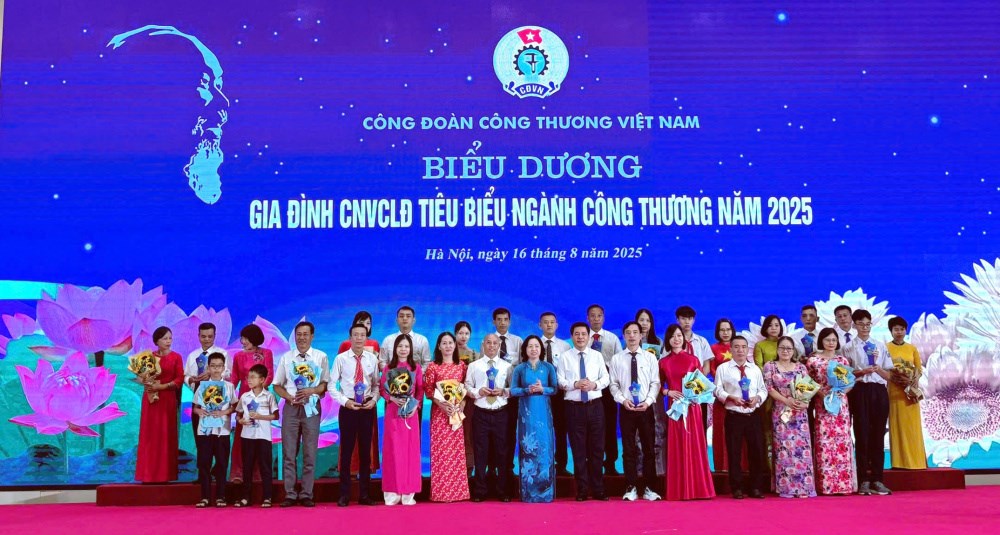cong-doan-tong-cong-ty-thep-viet-nam-ctcp--2-gia-dinh-cnld-tieu-bieu-va-4-chau-dat-giai-cap-quoc-gia-duoc-cong-doan-cong-thuong-khen-thuong_68a180c41fb52