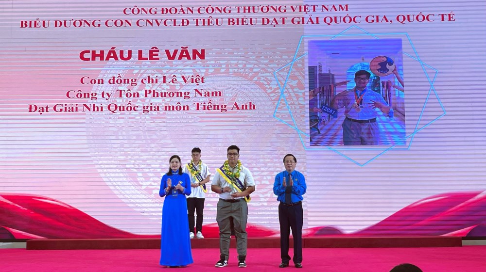 cong-doan-tong-cong-ty-thep-viet-nam-ctcp--2-gia-dinh-cnld-tieu-bieu-va-4-chau-dat-giai-cap-quoc-gia-duoc-cong-doan-cong-thuong-khen-thuong_68a181e345d4d (1)