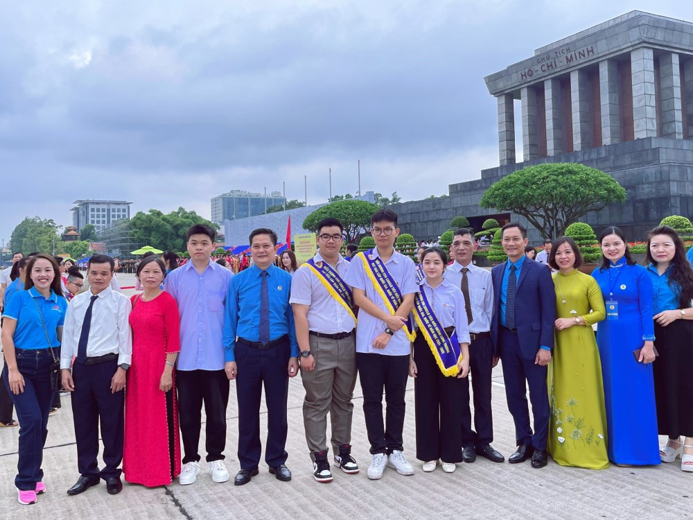 cong-doan-tong-cong-ty-thep-viet-nam-ctcp--2-gia-dinh-cnld-tieu-bieu-va-4-chau-dat-giai-cap-quoc-gia-duoc-cong-doan-cong-thuong-khen-thuong_68a1821408a85