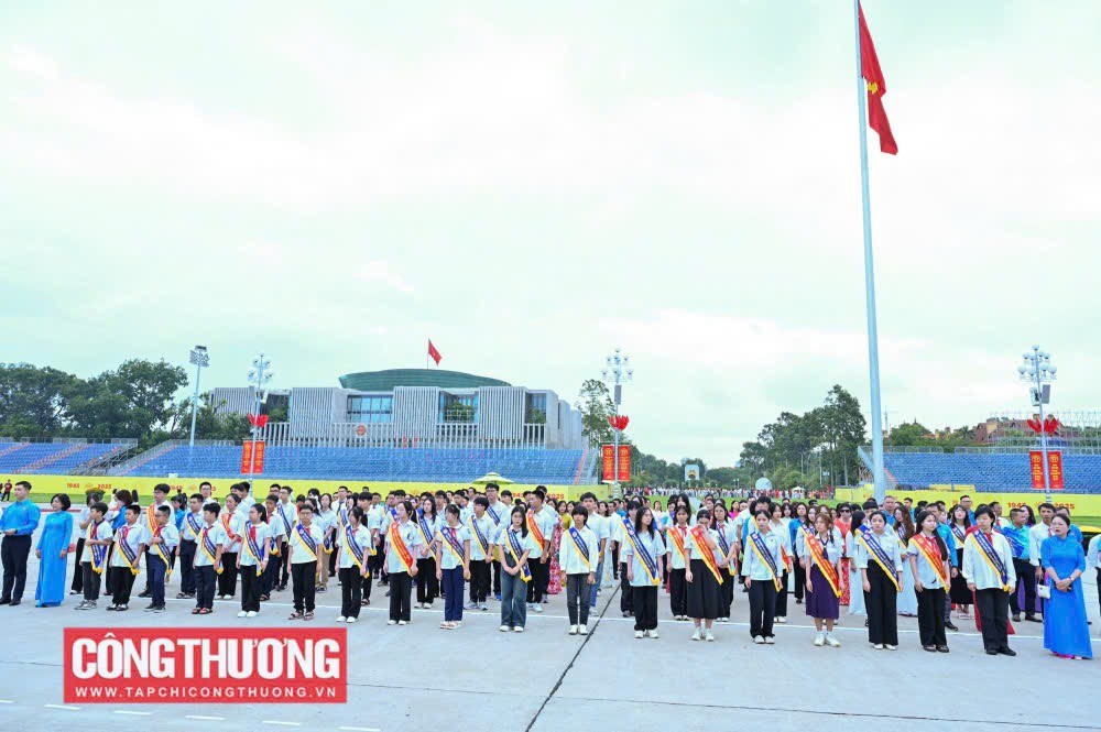 cong-doan-tong-cong-ty-thep-viet-nam-ctcp--2-gia-dinh-cnld-tieu-bieu-va-4-chau-dat-giai-cap-quoc-gia-duoc-cong-doan-cong-thuong-khen-thuong_68a183392d5ae