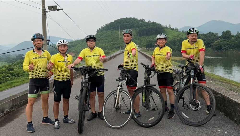 clb-xe-dap-thep-viet-sing-chung-tay-lam-sach-ho-nui-coc--lan-toa-tinh-than--du-lich-xanh_6a97d989b4dfa