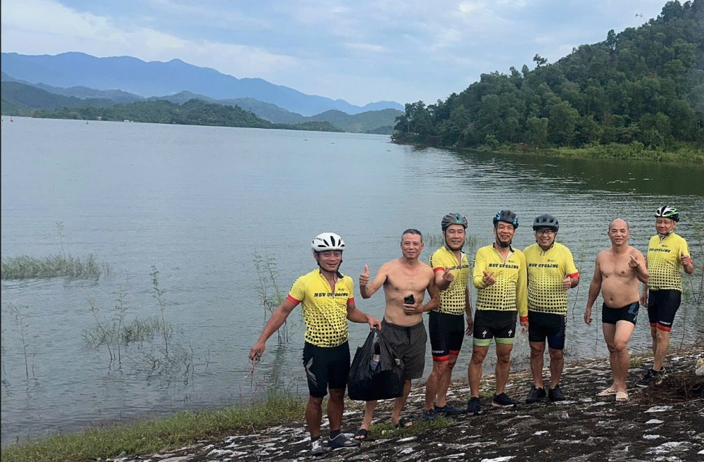 clb-xe-dap-thep-viet-sing-chung-tay-lam-sach-ho-nui-coc--lan-toa-tinh-than--du-lich-xanh_6a97da0712d57