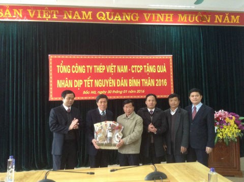 Tặng 185 suất quà Tết tới CNLĐ và gia đình có hoàn cảnh khó khăn các Huyện thuộc tỉnh Lào Cai  và Công ty TNHH Khoáng sản và Luyện kim Việt Trung, nhân dịp tết Bính Thân