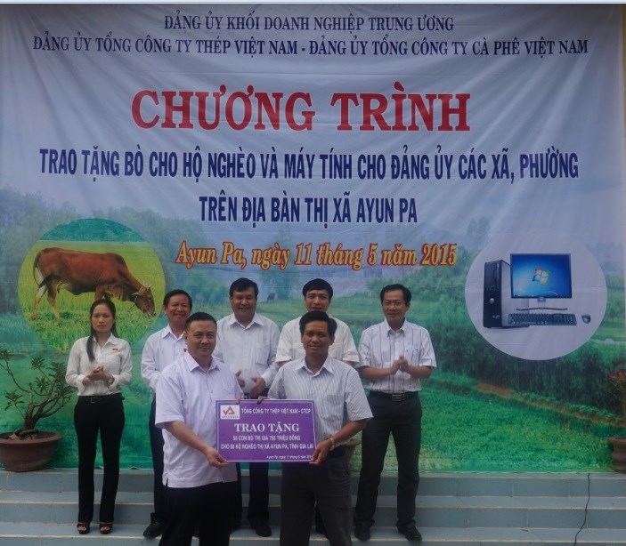 VNSTEEL trao tặng 50 con bò với tổng trị giá 750 triệu đồng cho các hộ nghèo ở Thị xã Ayun Pa, tỉnh Gia Lai