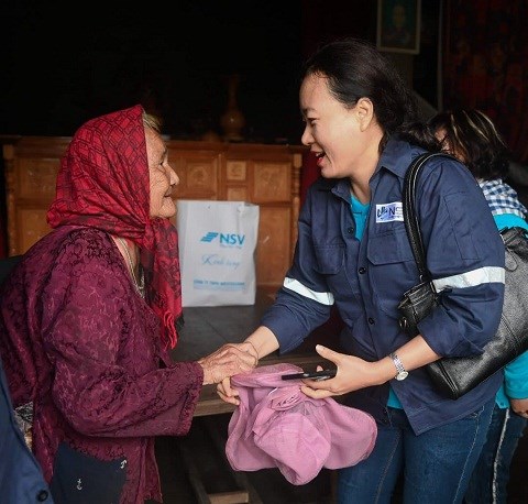 "Sống là cho đâu chỉ nhận riêng mình"