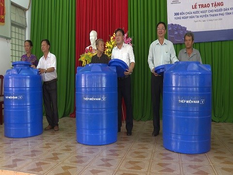 Thép miền Nam: Tặng 300 bồn trữ nước cho nhân dân 11 xã vùng hạn mặn Thạnh Phú