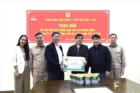 Công đoàn Tổng Công ty Thép Việt Nam tặng sữa cho người lao động