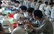 Bếp ăn tự chọn cho người lao động tại Nhà máy Gang thép Lào Cai